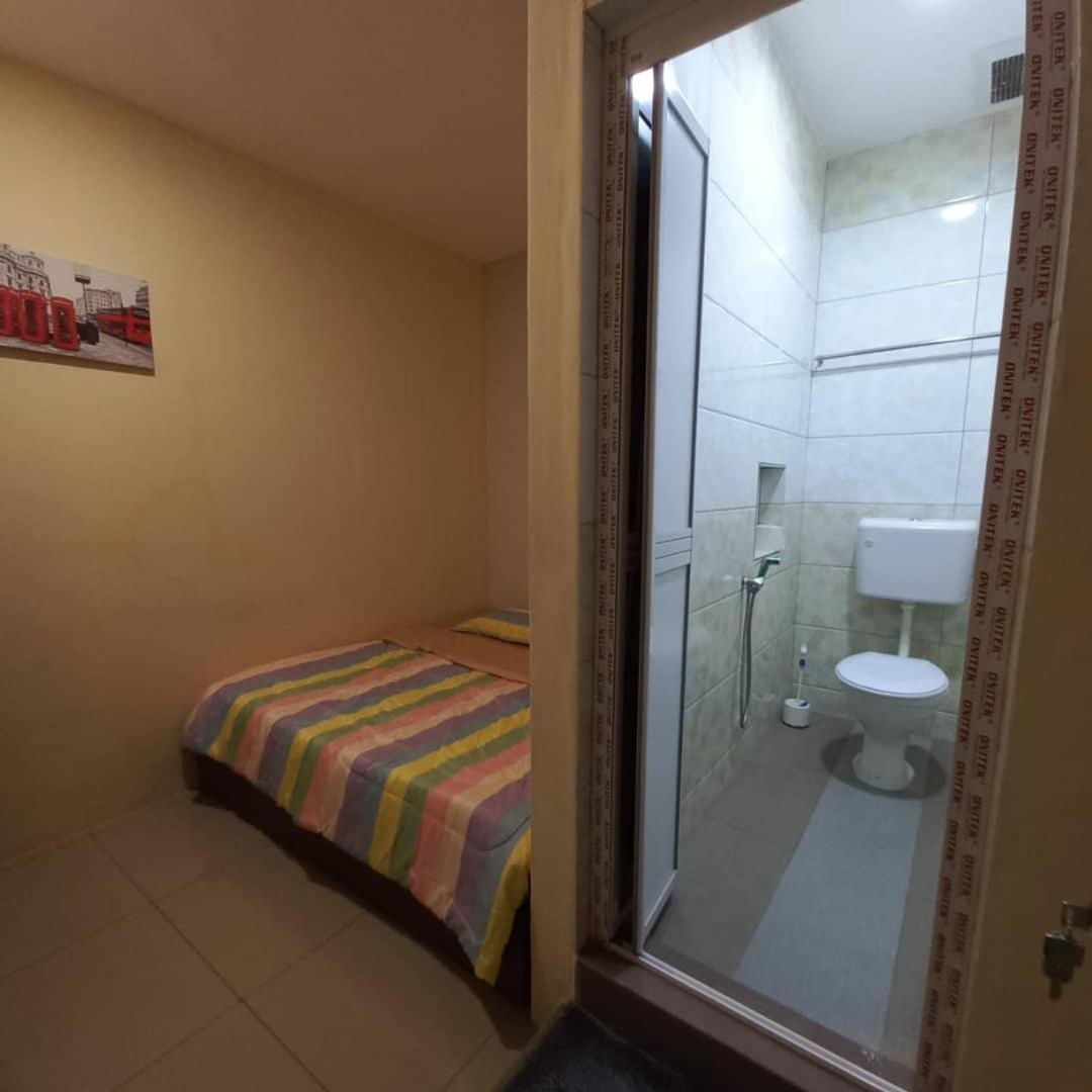 Happy Homestay Lukut Петалинг Джая Екстериор снимка