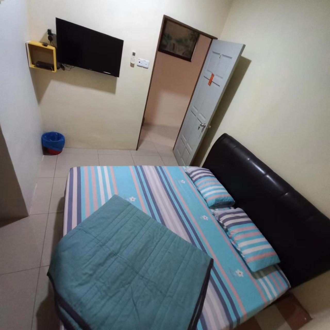 Happy Homestay Lukut Петалинг Джая Екстериор снимка