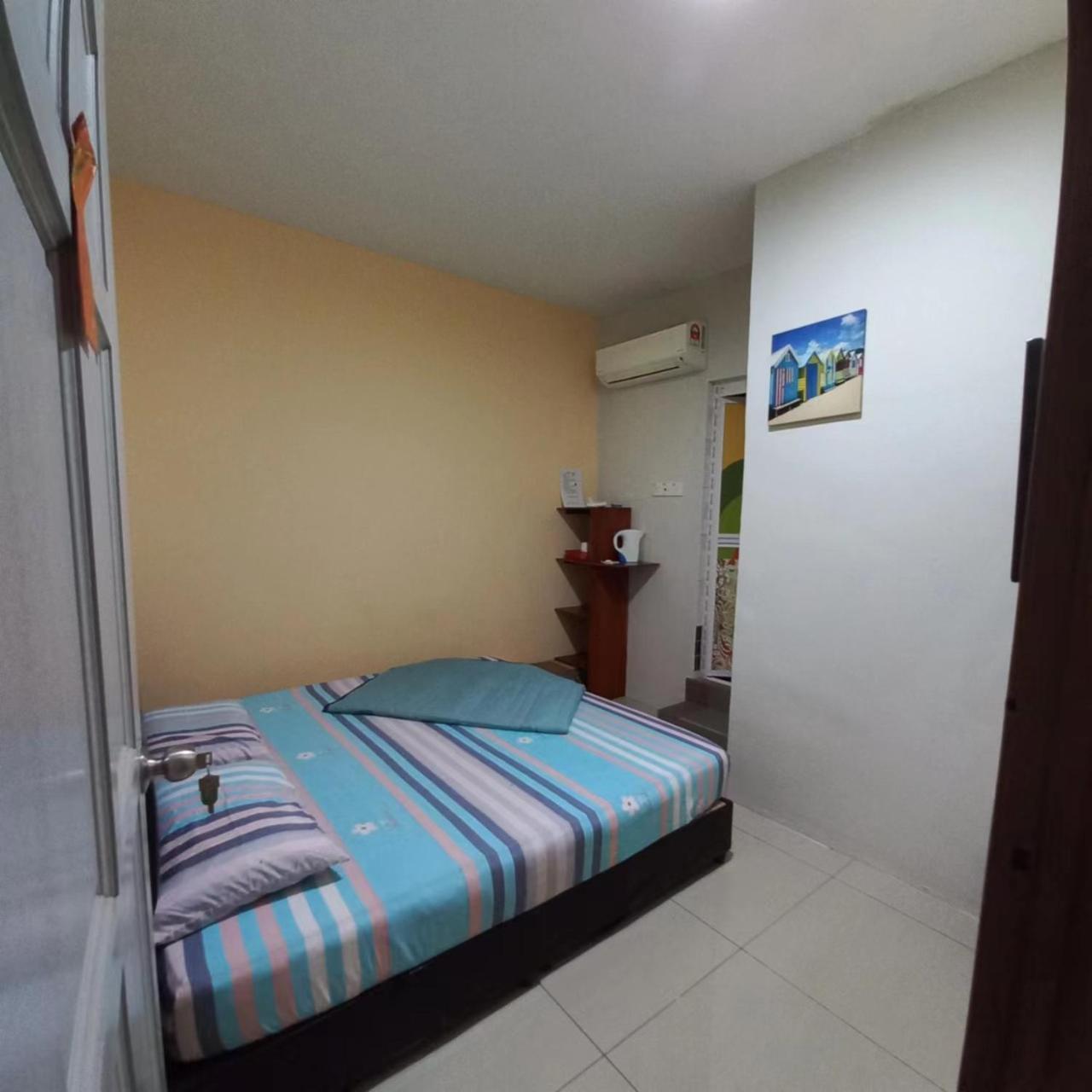 Happy Homestay Lukut Петалинг Джая Екстериор снимка